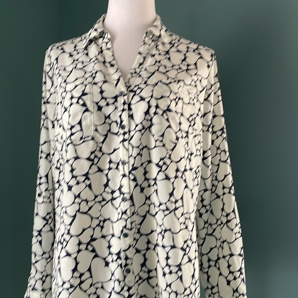 Talbots button down blouse . With hearts and signature buttons L - Picture 6 of 7